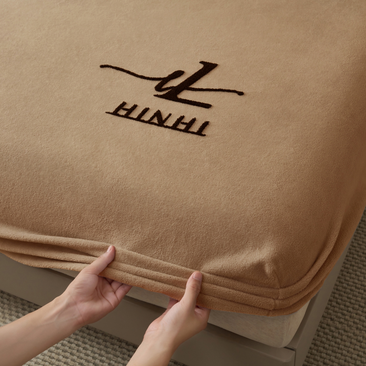 91家纺网 家纺一手货源 找家纺 早晨家纺 2025新款牛奶绒纯色毛巾绣暖绒床笠 时尚-奶茶咖