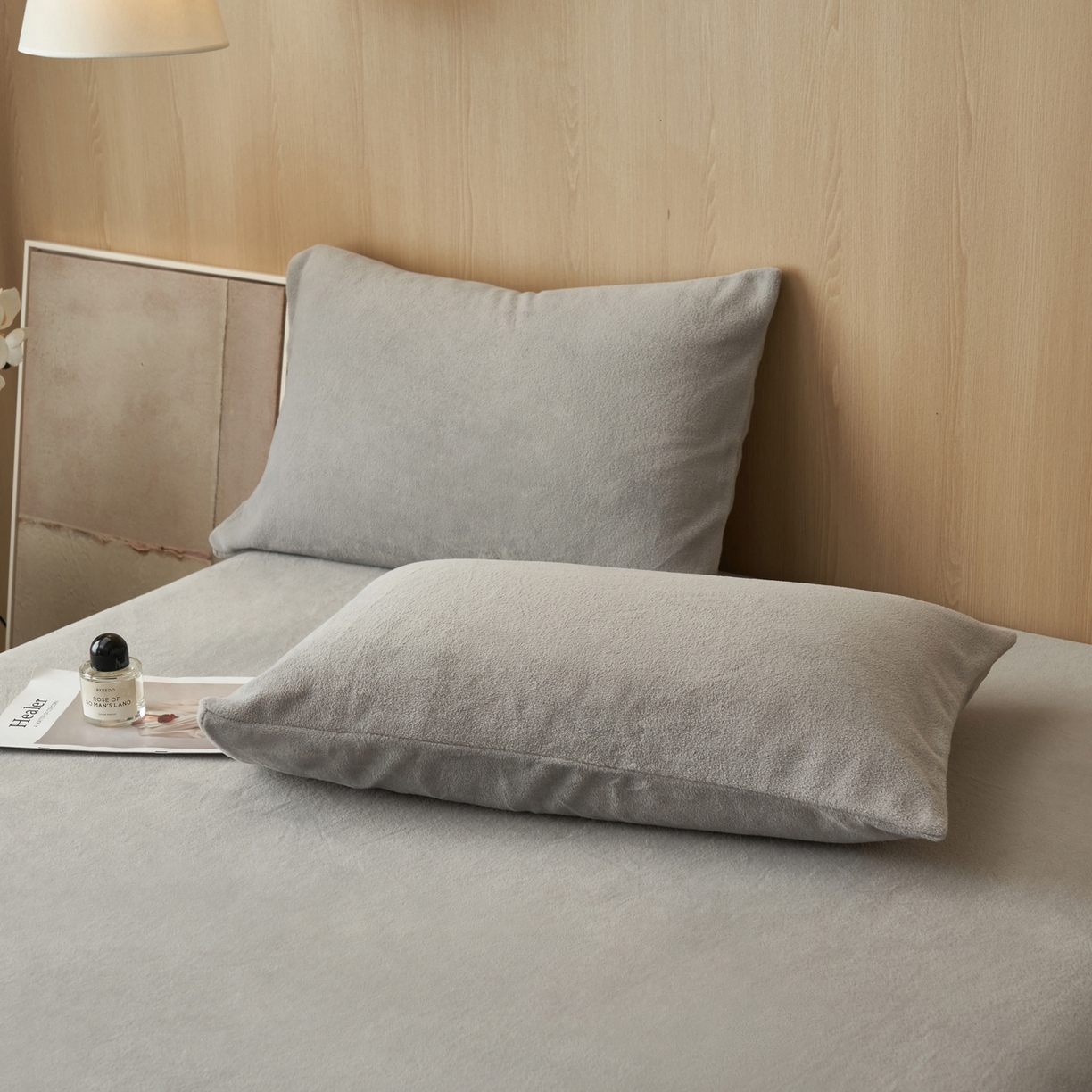 91家纺网 家纺一手货源 找家纺 早晨家纺 2025新款牛奶绒纯色毛巾绣暖绒床笠 时尚-浅灰