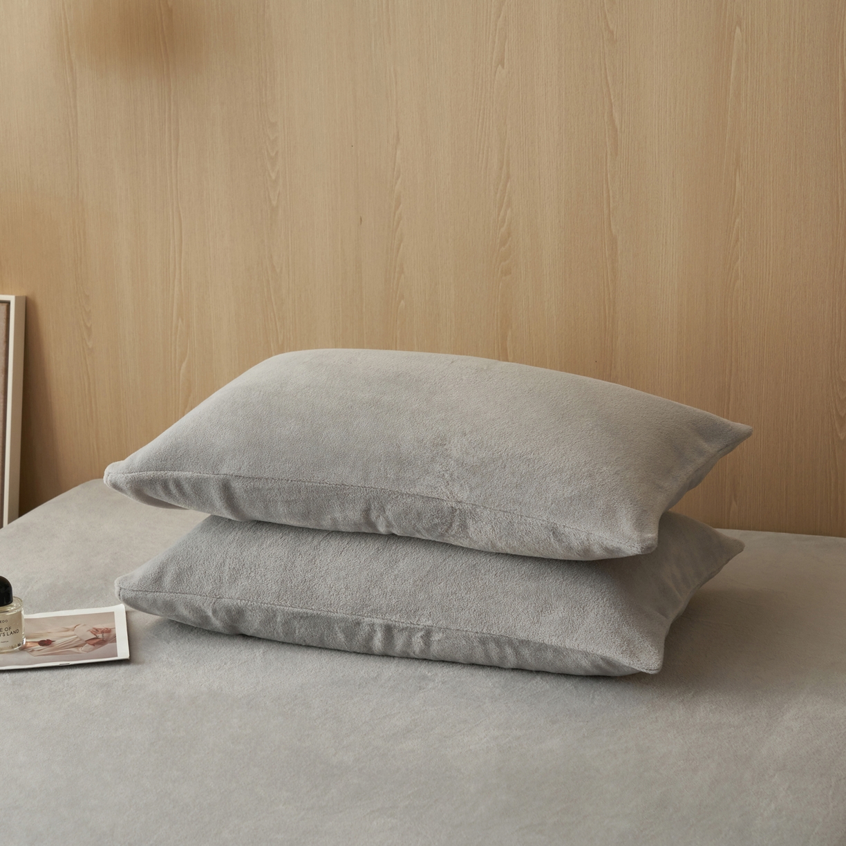 91家纺网 家纺一手货源 找家纺 早晨家纺 2025新款牛奶绒纯色毛巾绣暖绒床笠 时尚-浅灰