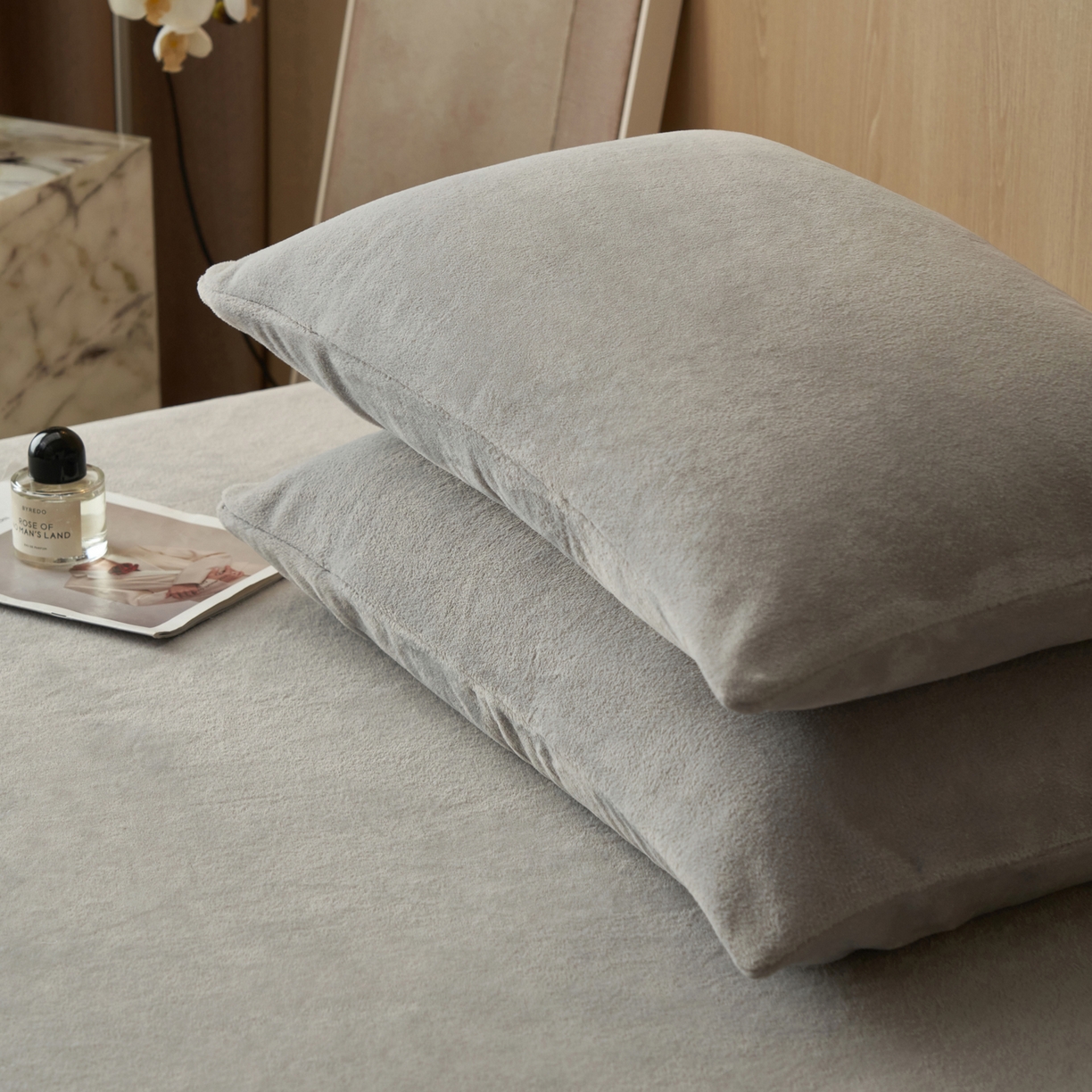 91家纺网 家纺一手货源 找家纺 早晨家纺 2025新款牛奶绒纯色毛巾绣暖绒床笠 时尚-浅灰