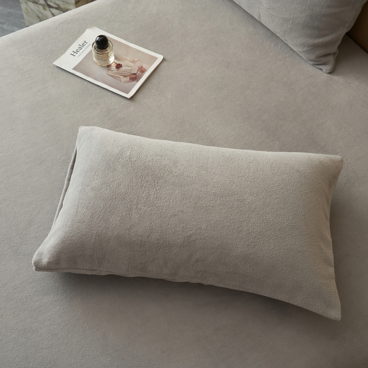 91家纺网 家纺一手货源 找家纺 早晨家纺 2025新款牛奶绒纯色毛巾绣暖绒床笠 时尚-浅灰