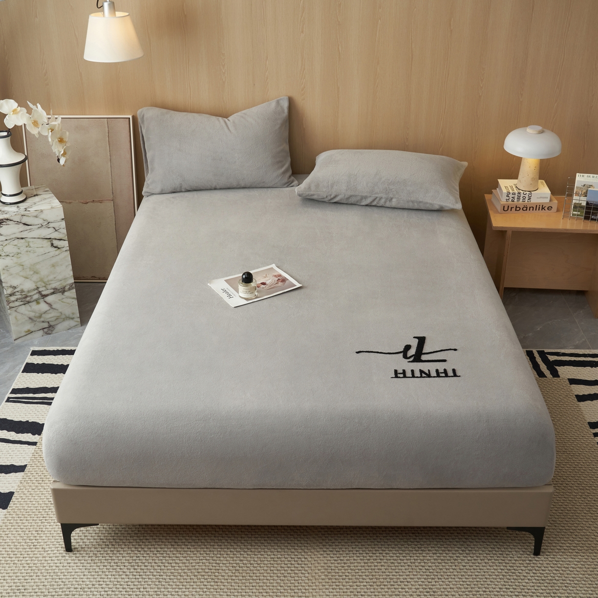 91家纺网 家纺一手货源 找家纺 早晨家纺 2025新款牛奶绒纯色毛巾绣暖绒床笠 时尚-浅灰