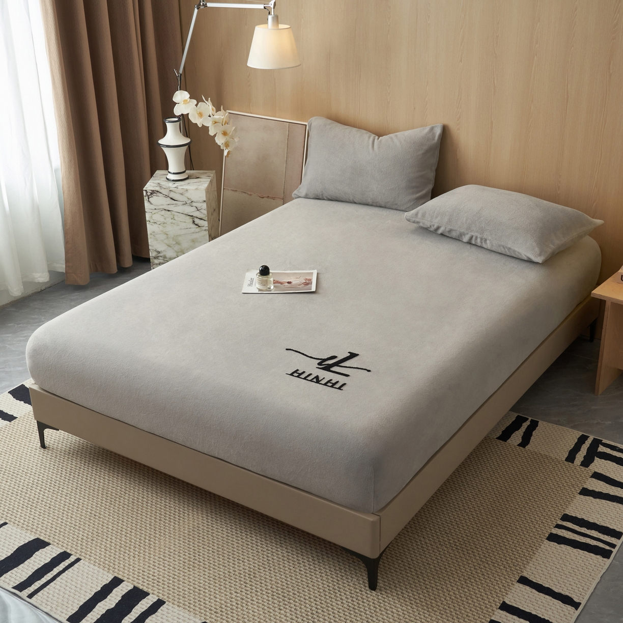 91家纺网 家纺一手货源 找家纺 早晨家纺 2025新款牛奶绒纯色毛巾绣暖绒床笠 时尚-浅灰