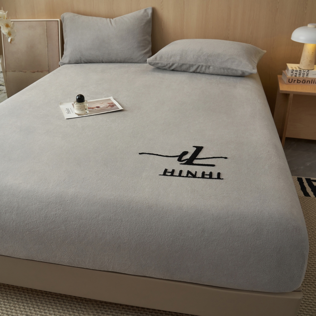 91家纺网 家纺一手货源 找家纺 早晨家纺 2025新款牛奶绒纯色毛巾绣暖绒床笠 时尚-浅灰