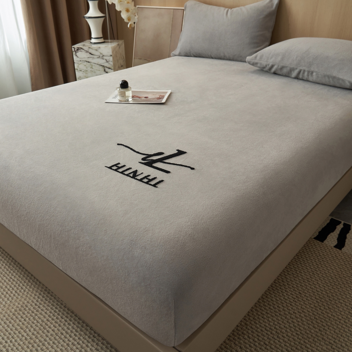 91家纺网 家纺一手货源 找家纺 早晨家纺 2025新款牛奶绒纯色毛巾绣暖绒床笠 时尚-浅灰