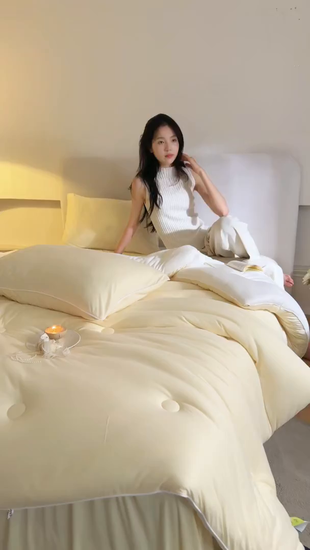 91家纺网 家纺一手货源 找家纺 头等舱 2025新款针织A类软糯净植力抗菌防螨防霉低致敏双拼秋冬被（模特图） 米黄+本白