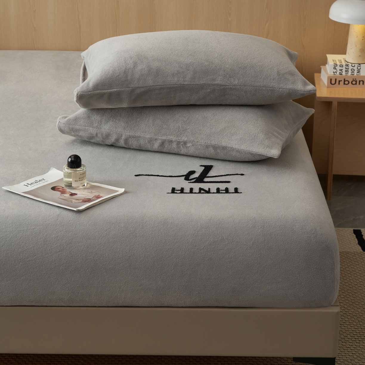 91家纺网 家纺一手货源 找家纺 早晨家纺 2025新款牛奶绒纯色毛巾绣暖绒床笠 时尚-浅灰