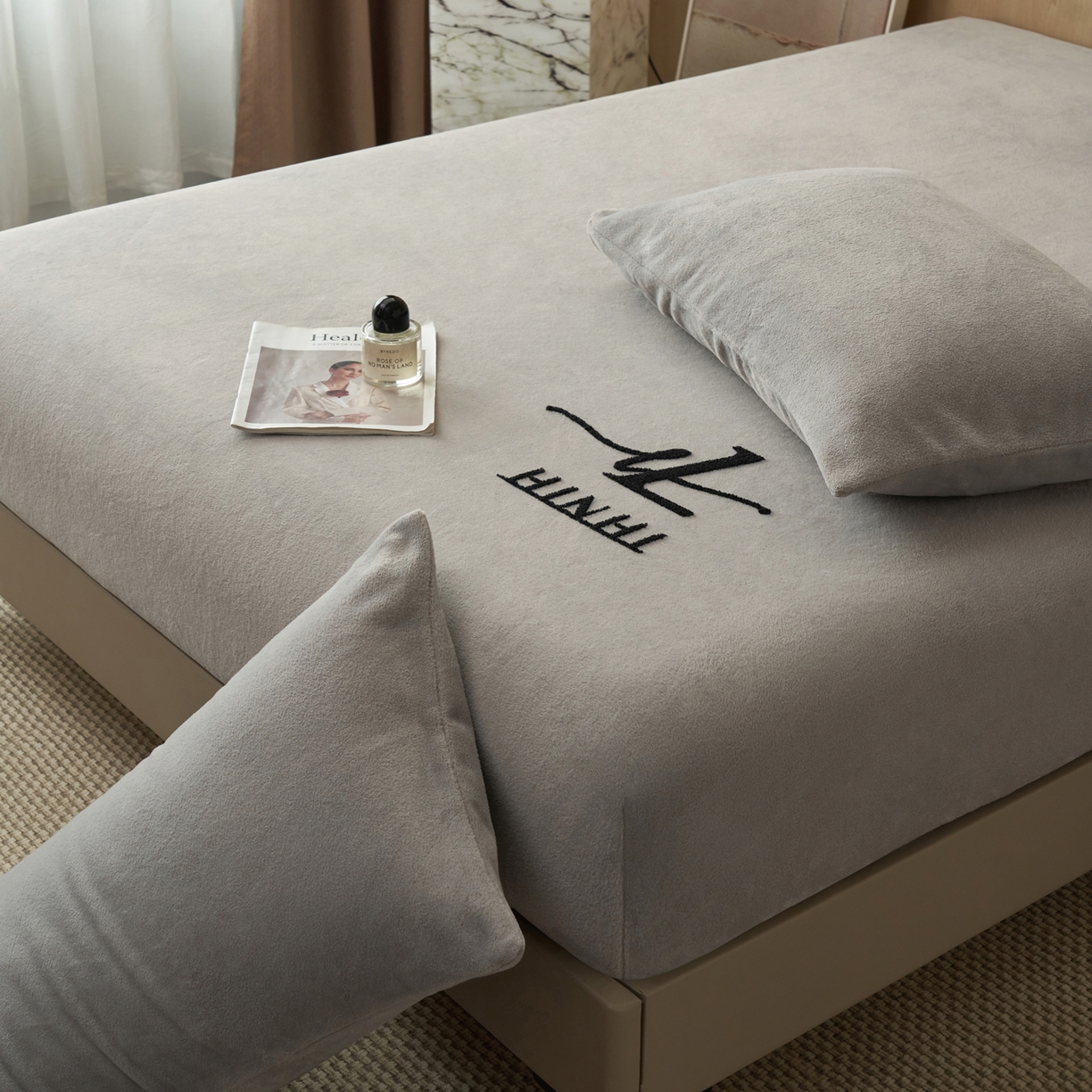 91家纺网 家纺一手货源 找家纺 早晨家纺 2025新款牛奶绒纯色毛巾绣暖绒床笠 时尚-浅灰