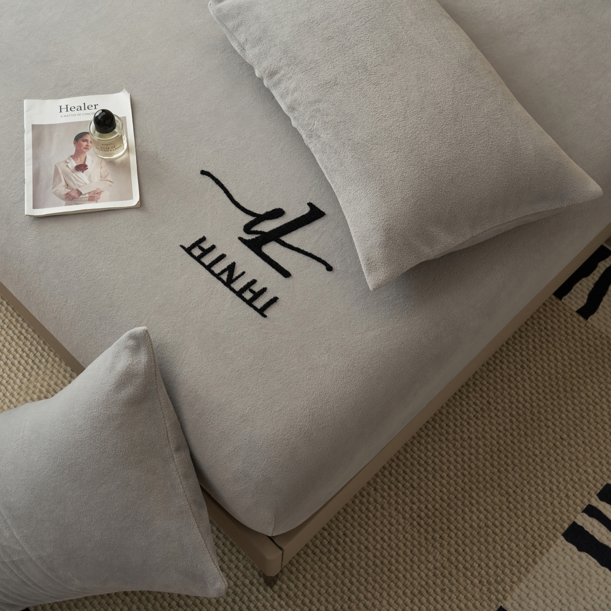 91家纺网 家纺一手货源 找家纺 早晨家纺 2025新款牛奶绒纯色毛巾绣暖绒床笠 时尚-浅灰