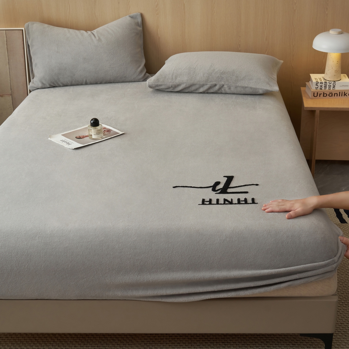 91家纺网 家纺一手货源 找家纺 早晨家纺 2025新款牛奶绒纯色毛巾绣暖绒床笠 时尚-浅灰