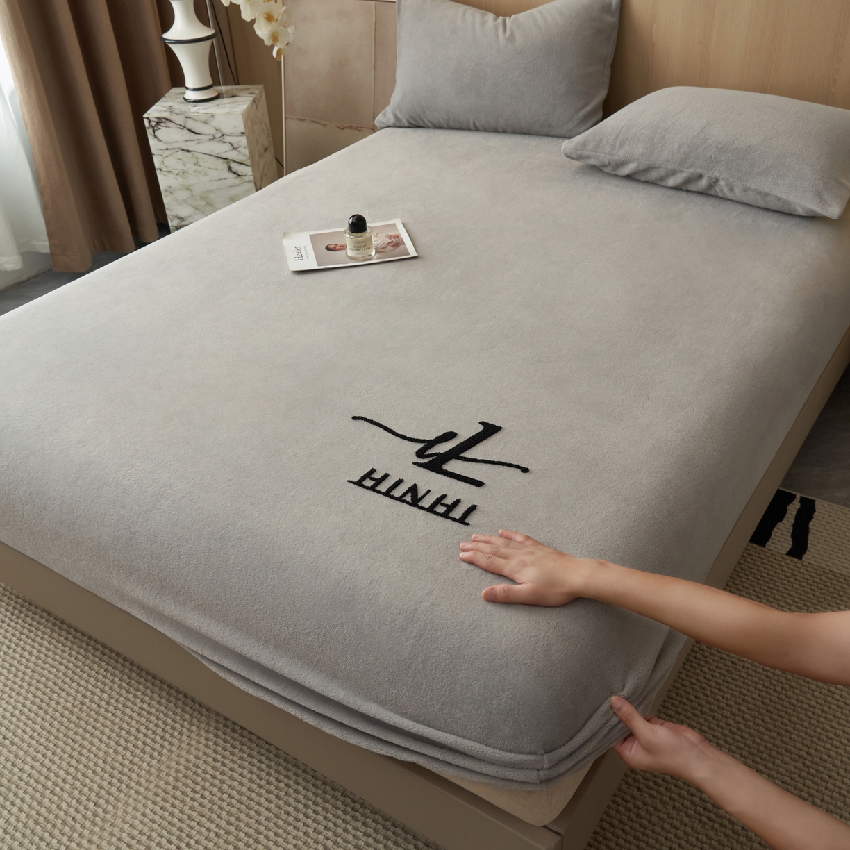 91家纺网 家纺一手货源 找家纺 早晨家纺 2025新款牛奶绒纯色毛巾绣暖绒床笠 时尚-浅灰