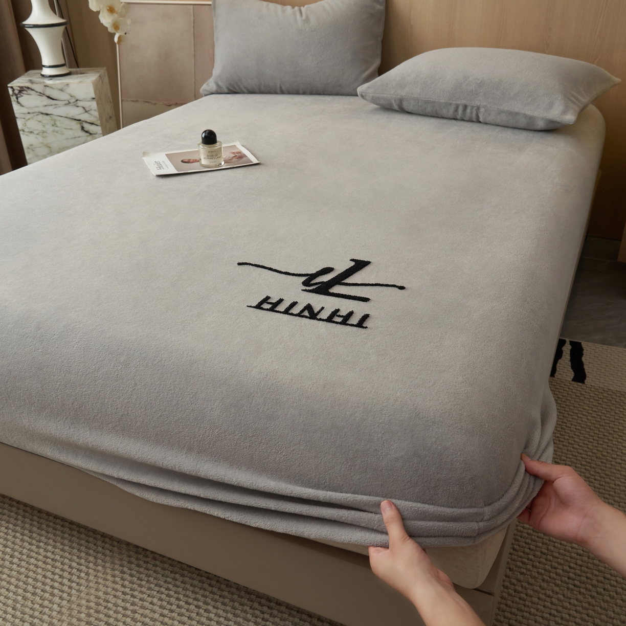 91家纺网 家纺一手货源 找家纺 早晨家纺 2025新款牛奶绒纯色毛巾绣暖绒床笠 时尚-浅灰