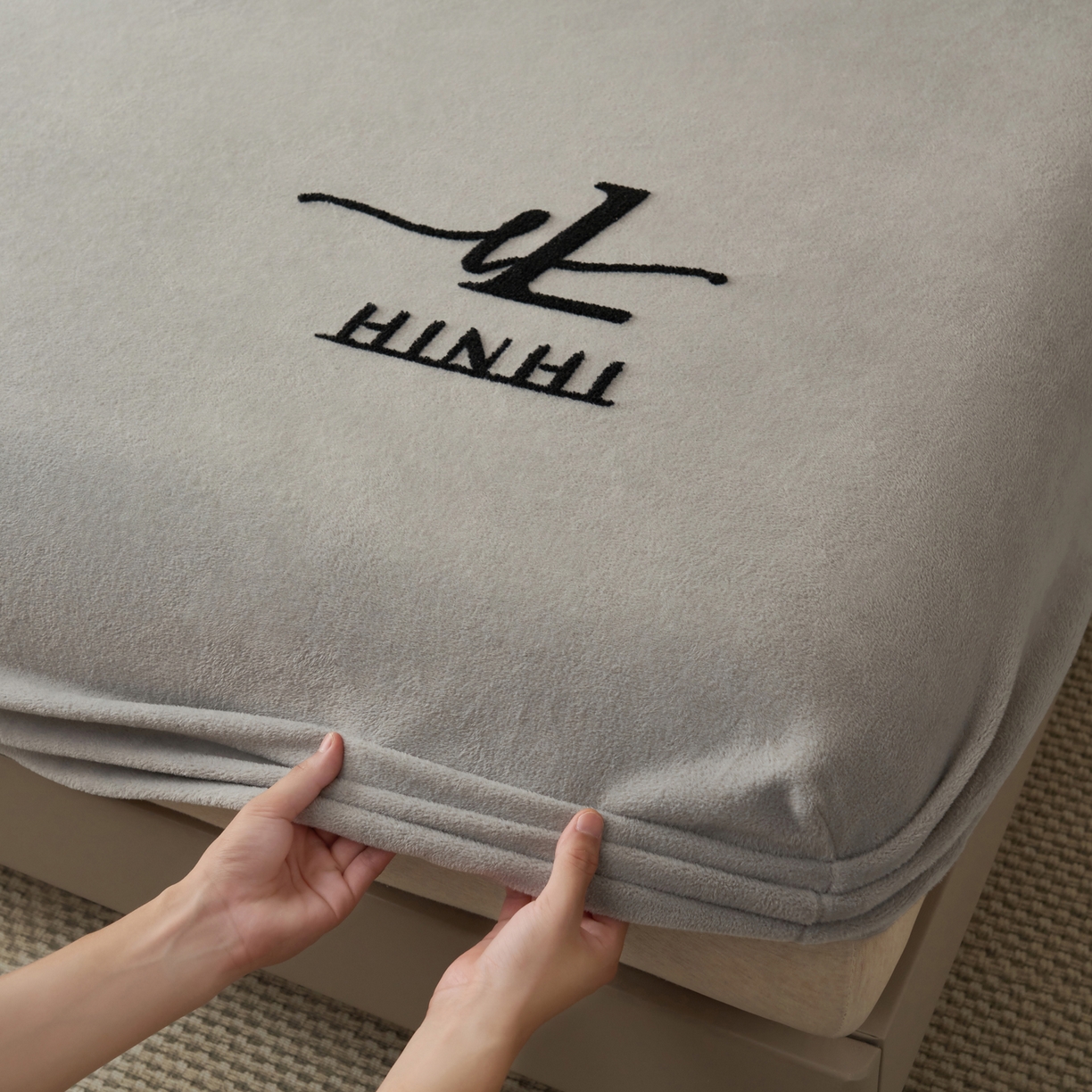 91家纺网 家纺一手货源 找家纺 早晨家纺 2025新款牛奶绒纯色毛巾绣暖绒床笠 时尚-浅灰