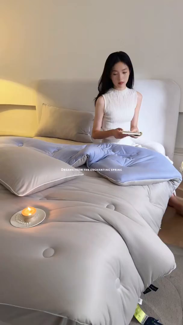 91家纺网 家纺一手货源 找家纺 头等舱 2025新款针织A类软糯净植力抗菌防螨防霉低致敏双拼秋冬被（模特图） 浅灰+天空蓝