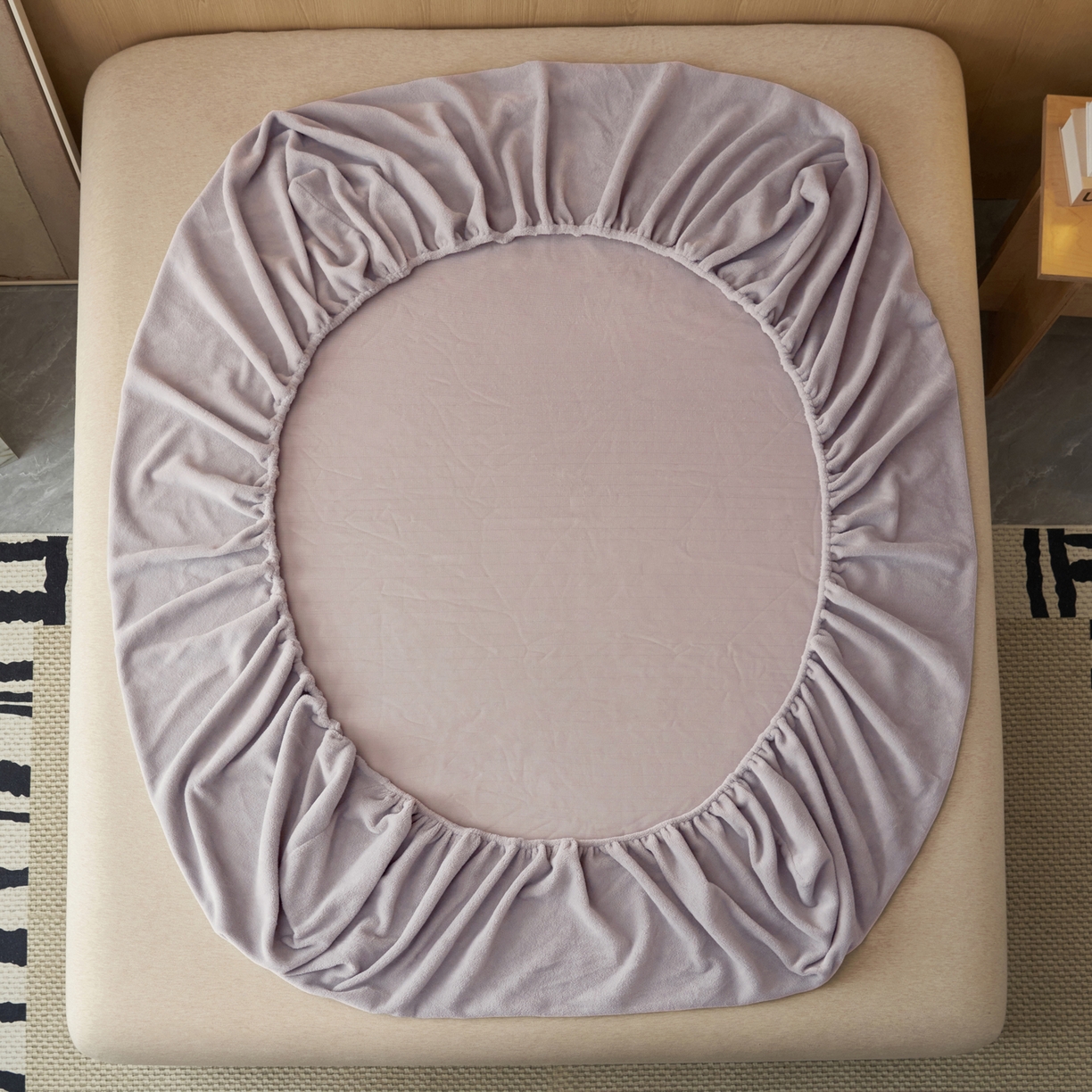 91家纺网 家纺一手货源 找家纺 早晨家纺 2025新款牛奶绒纯色毛巾绣暖绒床笠 时尚-浅紫