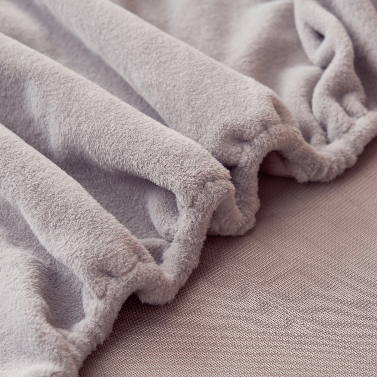 91家纺网 家纺一手货源 找家纺 早晨家纺 2025新款牛奶绒纯色毛巾绣暖绒床笠 时尚-浅紫