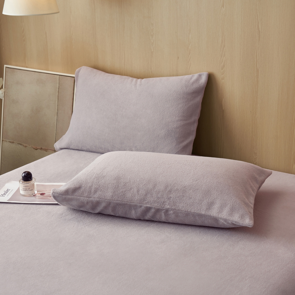 91家纺网 家纺一手货源 找家纺 早晨家纺 2025新款牛奶绒纯色毛巾绣暖绒床笠 时尚-浅紫