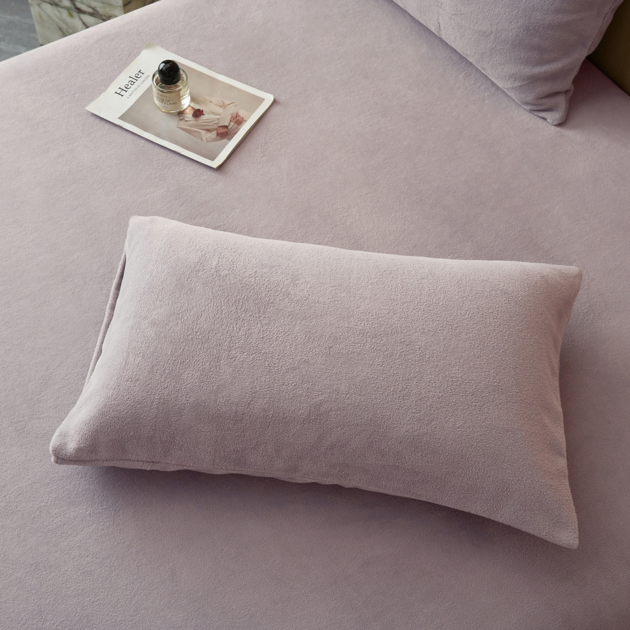 91家纺网 家纺一手货源 找家纺 早晨家纺 2025新款牛奶绒纯色毛巾绣暖绒床笠 时尚-浅紫