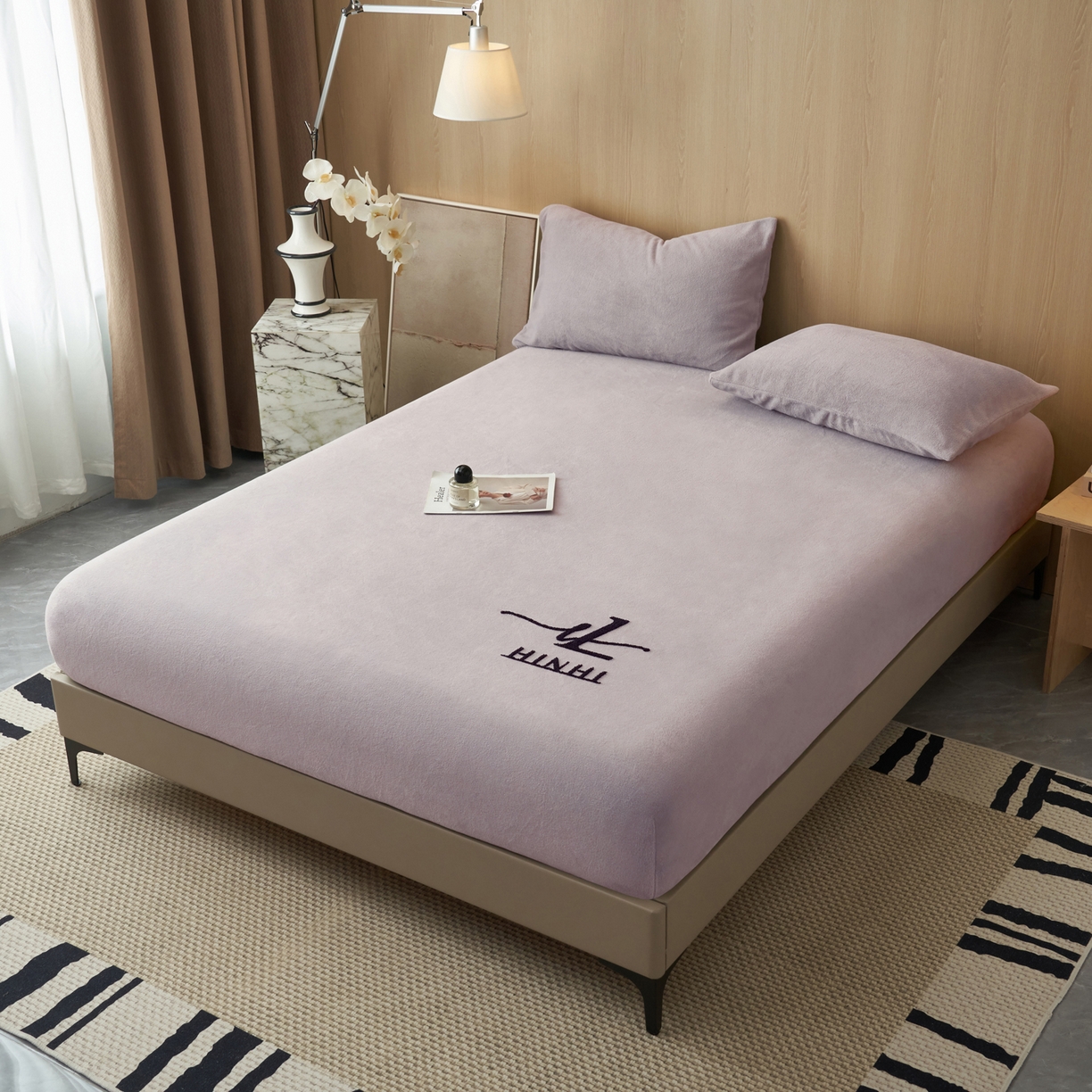 91家纺网 家纺一手货源 找家纺 早晨家纺 2025新款牛奶绒纯色毛巾绣暖绒床笠 时尚-浅紫