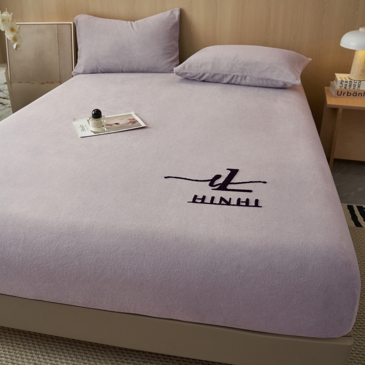 91家纺网 家纺一手货源 找家纺 早晨家纺 2025新款牛奶绒纯色毛巾绣暖绒床笠 时尚-浅紫