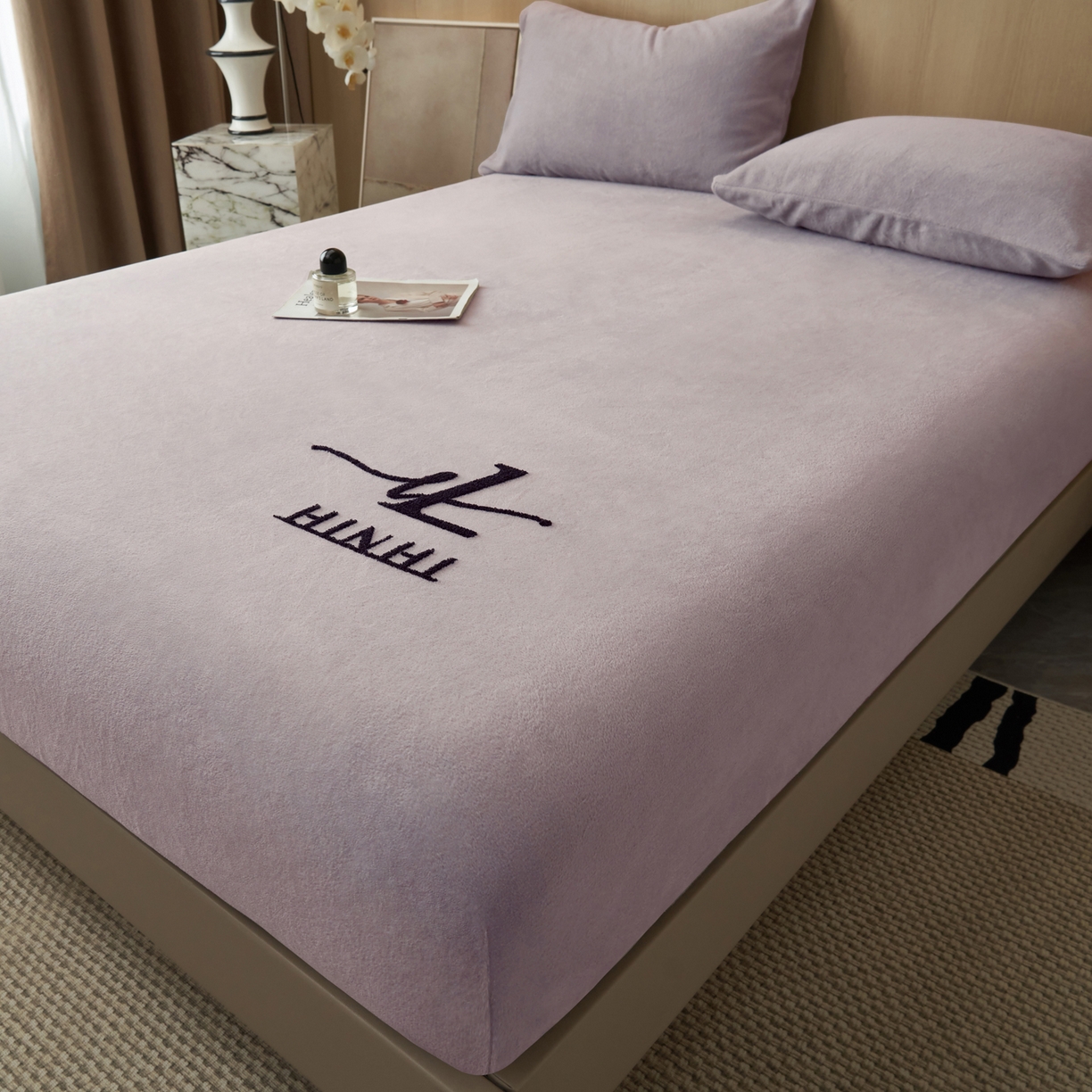 91家纺网 家纺一手货源 找家纺 早晨家纺 2025新款牛奶绒纯色毛巾绣暖绒床笠 时尚-浅紫