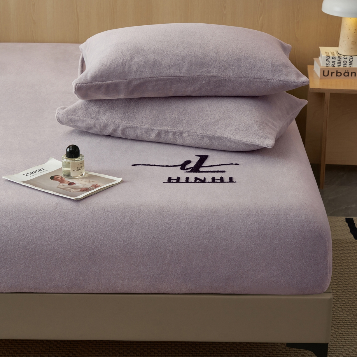 91家纺网 家纺一手货源 找家纺 早晨家纺 2025新款牛奶绒纯色毛巾绣暖绒床笠 时尚-浅紫