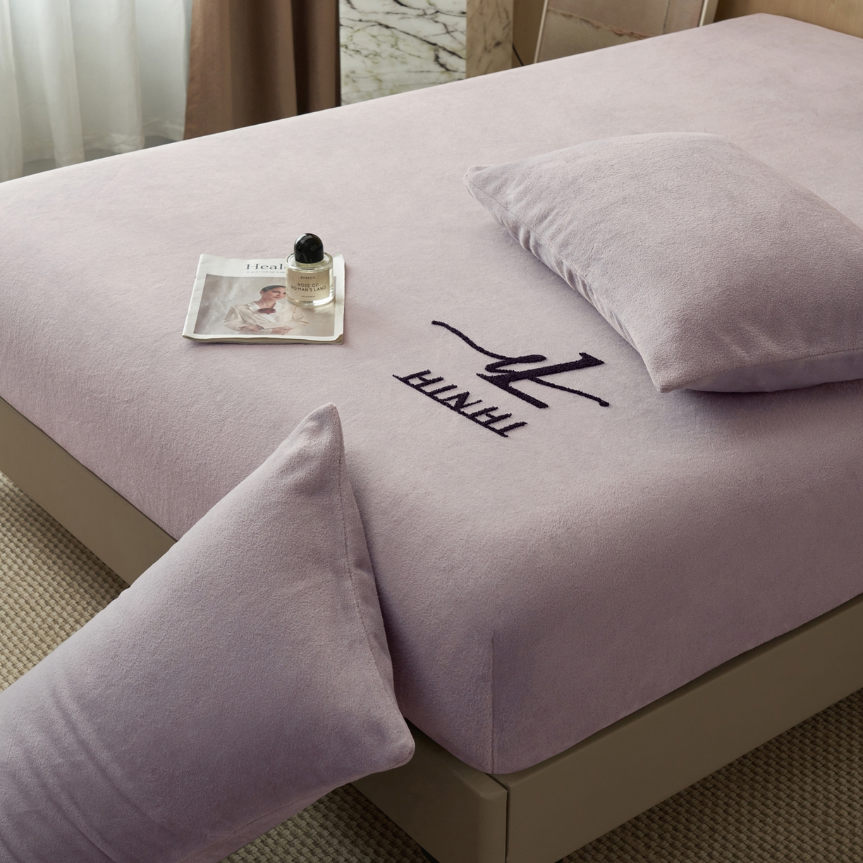 91家纺网 家纺一手货源 找家纺 早晨家纺 2025新款牛奶绒纯色毛巾绣暖绒床笠 时尚-浅紫