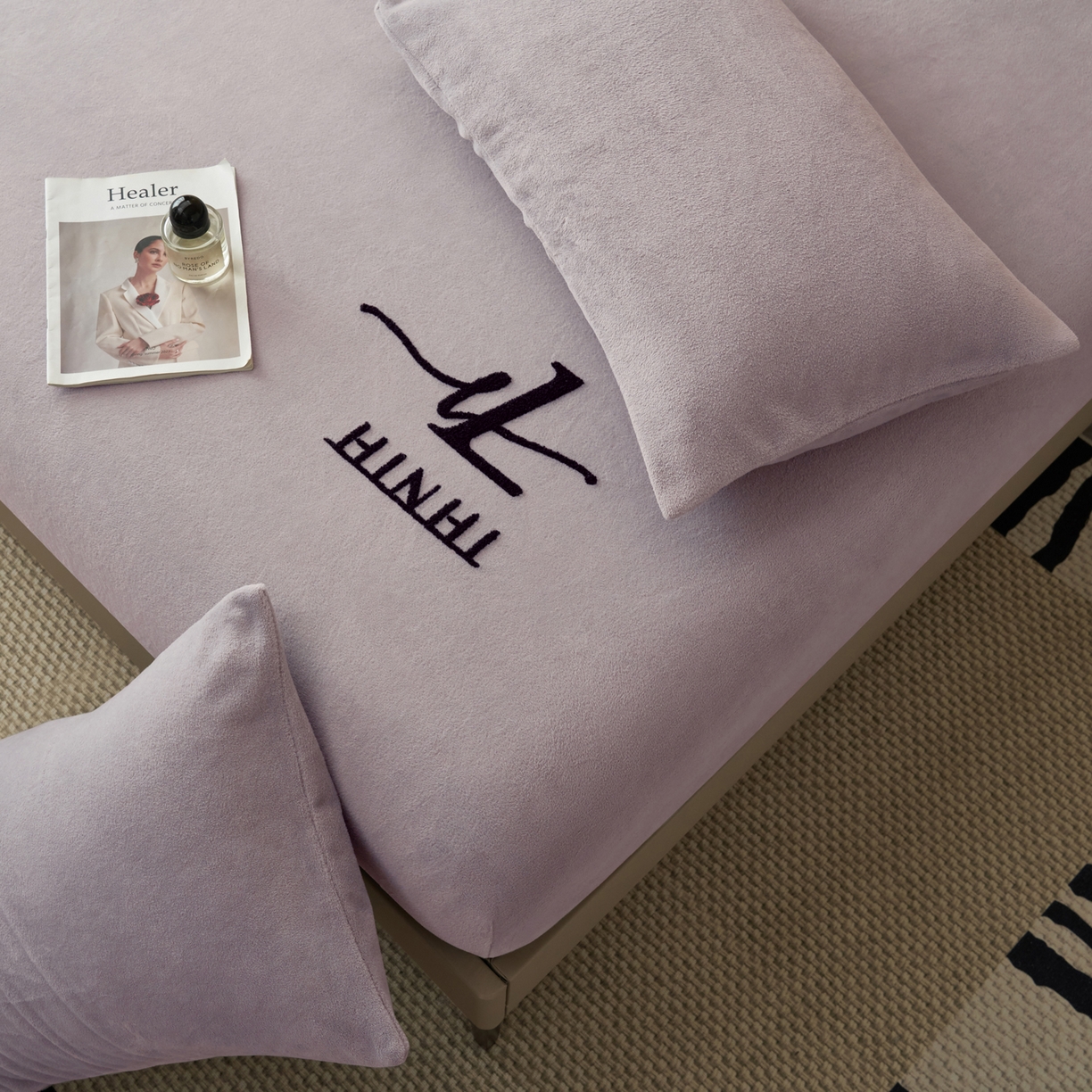 91家纺网 家纺一手货源 找家纺 早晨家纺 2025新款牛奶绒纯色毛巾绣暖绒床笠 时尚-浅紫