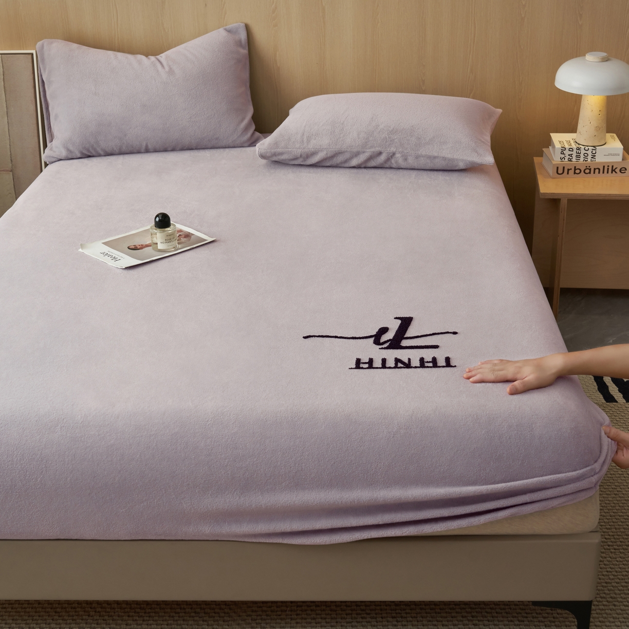 91家纺网 家纺一手货源 找家纺 早晨家纺 2025新款牛奶绒纯色毛巾绣暖绒床笠 时尚-浅紫