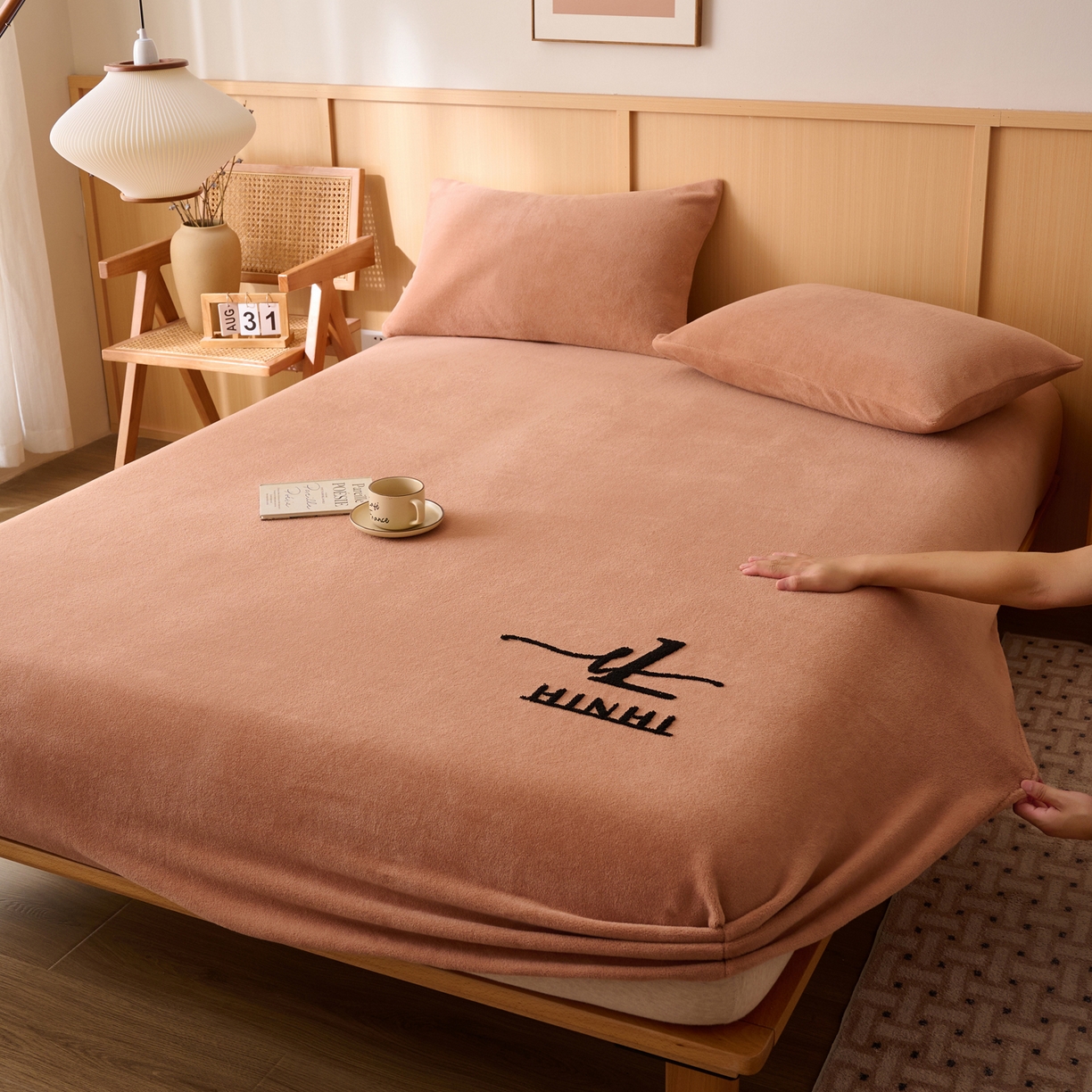 91家纺网 家纺一手货源 找家纺 （总）早晨家纺 2025新款华泰款高克重牛奶绒仿羊绒毛巾绣单床笠