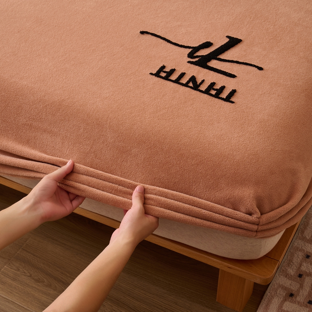 91家纺网 家纺一手货源 找家纺 （总）早晨家纺 2025新款华泰款高克重牛奶绒仿羊绒毛巾绣单床笠