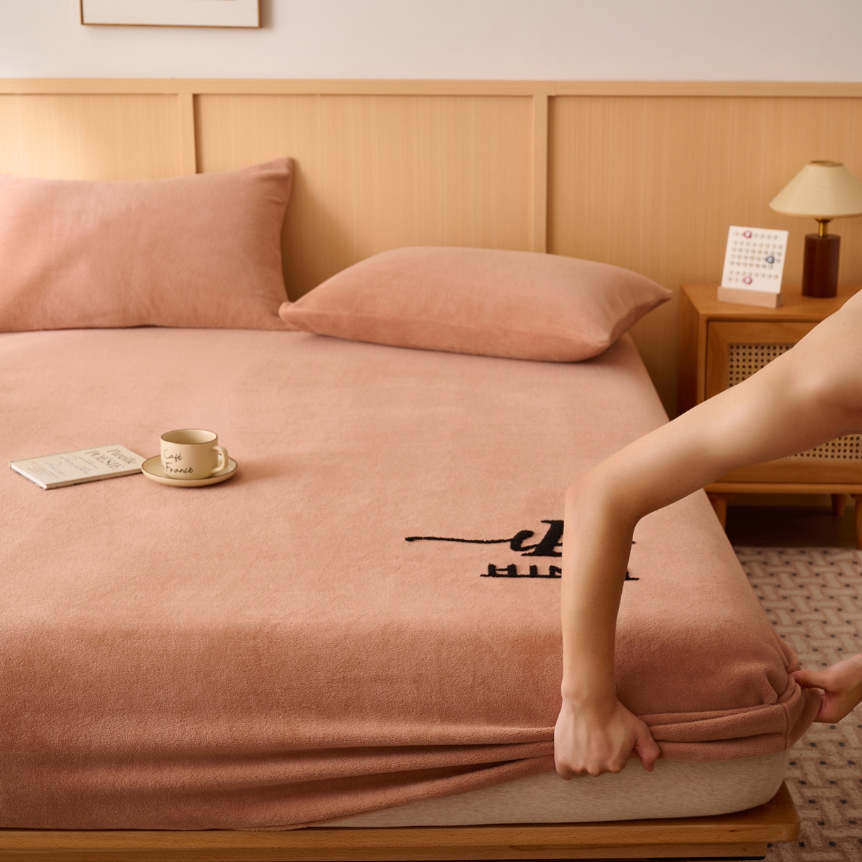 91家纺网 家纺一手货源 找家纺 （总）早晨家纺 2025新款华泰款高克重牛奶绒仿羊绒毛巾绣单床笠