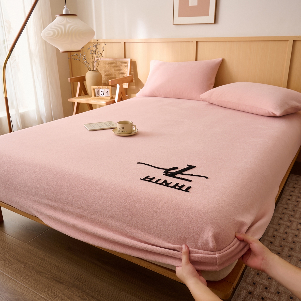 91家纺网 家纺一手货源 找家纺 （总）早晨家纺 2025新款华泰款高克重牛奶绒仿羊绒毛巾绣单床笠