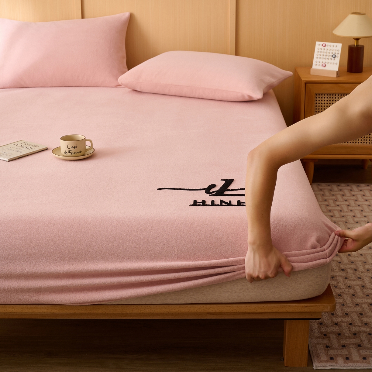 91家纺网 家纺一手货源 找家纺 早晨家纺 2025新款华泰款高克重牛奶绒仿羊绒毛巾绣单床笠 华泰-玉