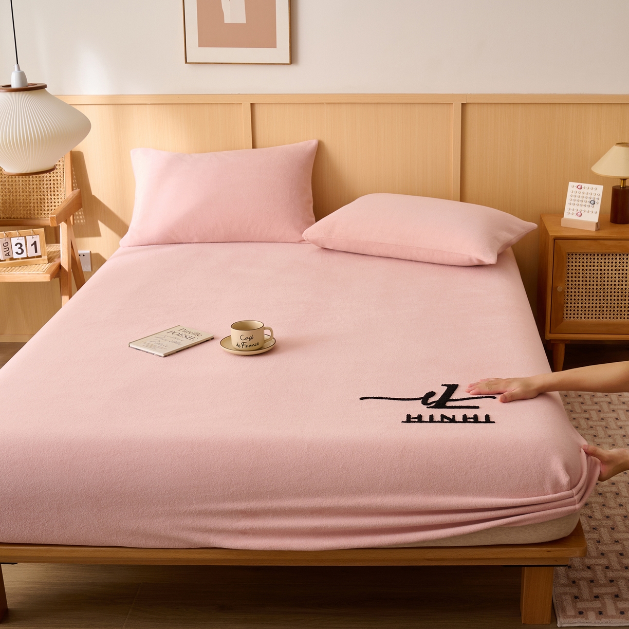 91家纺网 家纺一手货源 找家纺 早晨家纺 2025新款华泰款高克重牛奶绒仿羊绒毛巾绣单床笠 华泰-玉