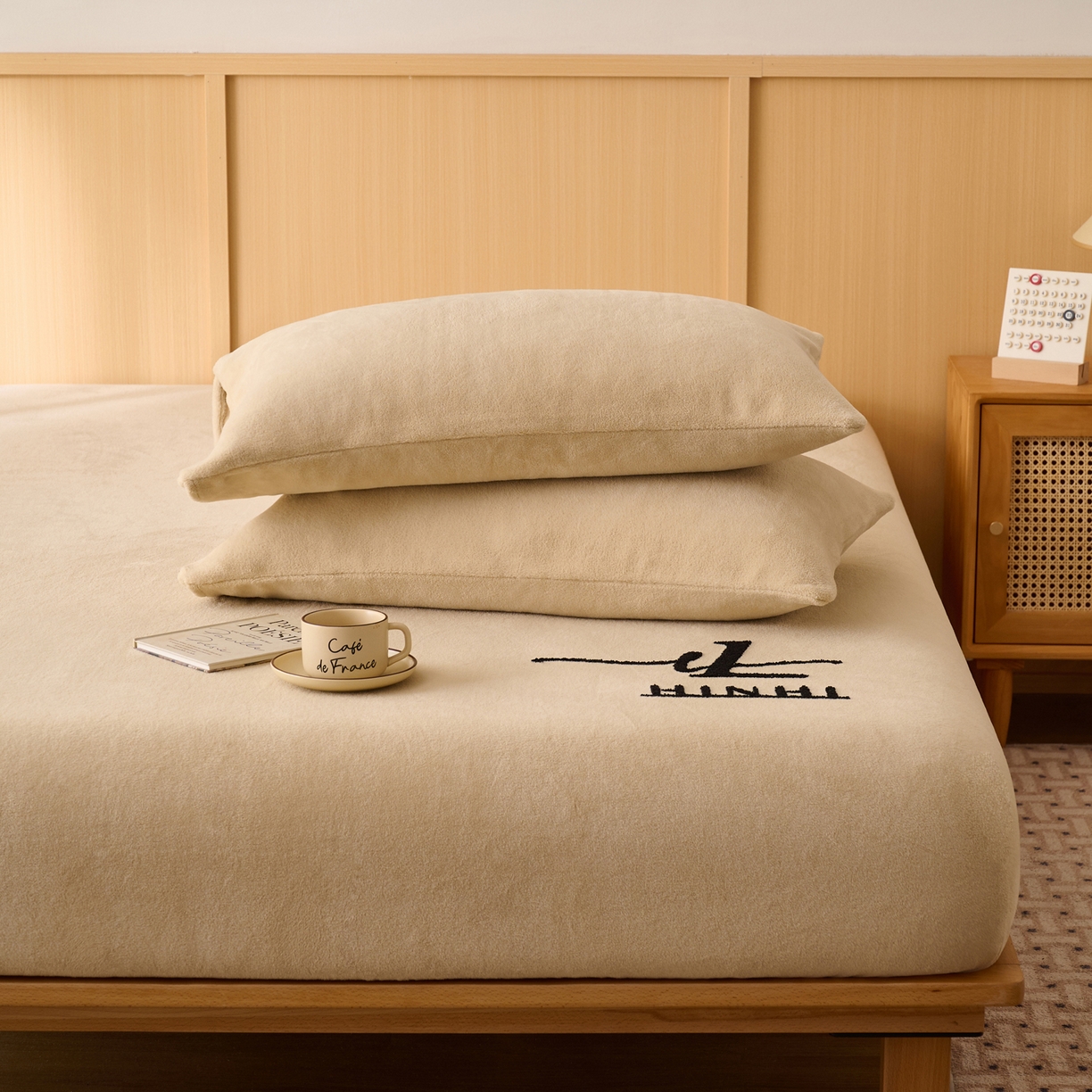 91家纺网 家纺一手货源 找家纺 早晨家纺 2025新款华泰款高克重牛奶绒仿羊绒毛巾绣单床笠 华泰-米驼