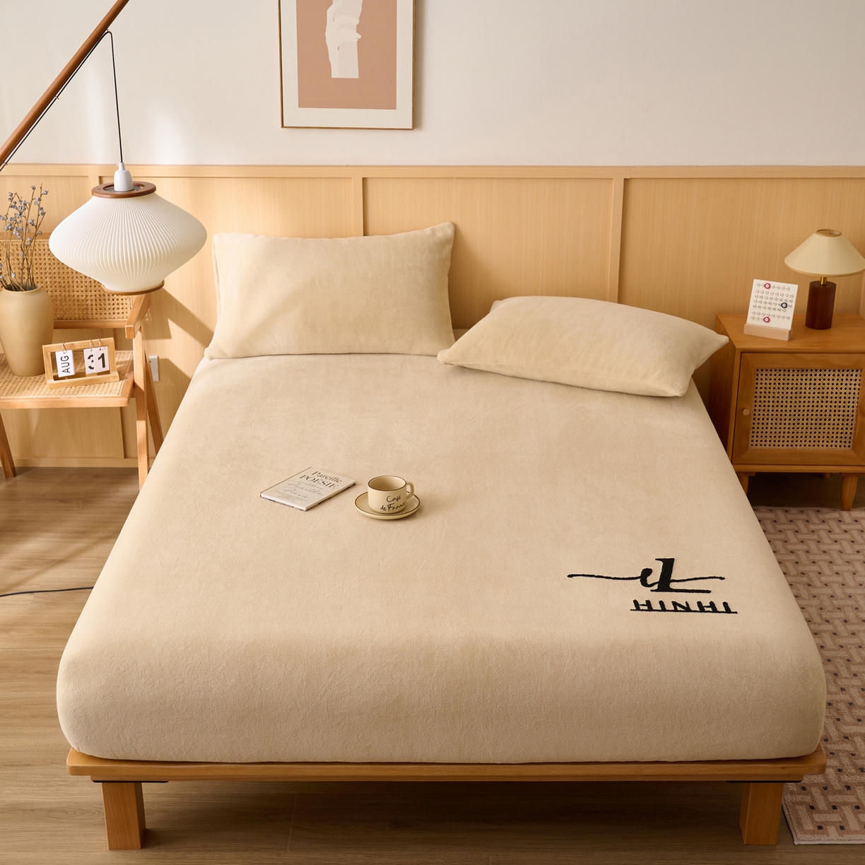 91家纺网 家纺一手货源 找家纺 早晨家纺 2025新款华泰款高克重牛奶绒仿羊绒毛巾绣单床笠 华泰-米驼