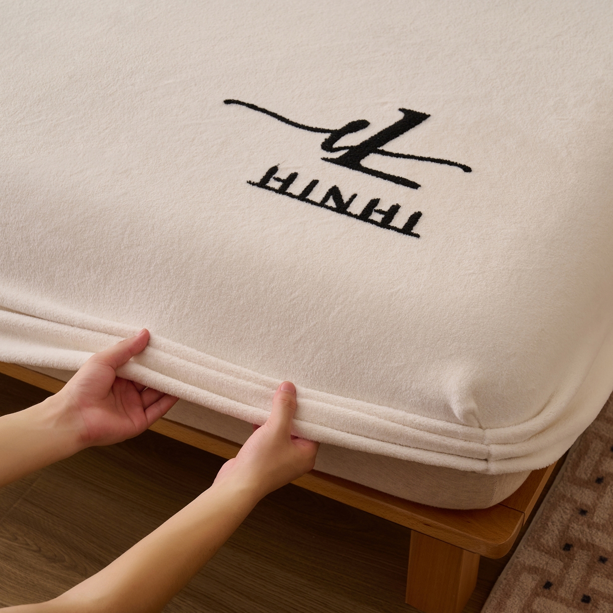 91家纺网 家纺一手货源 找家纺 早晨家纺 2025新款华泰款高克重牛奶绒仿羊绒毛巾绣单床笠 华泰-奶白