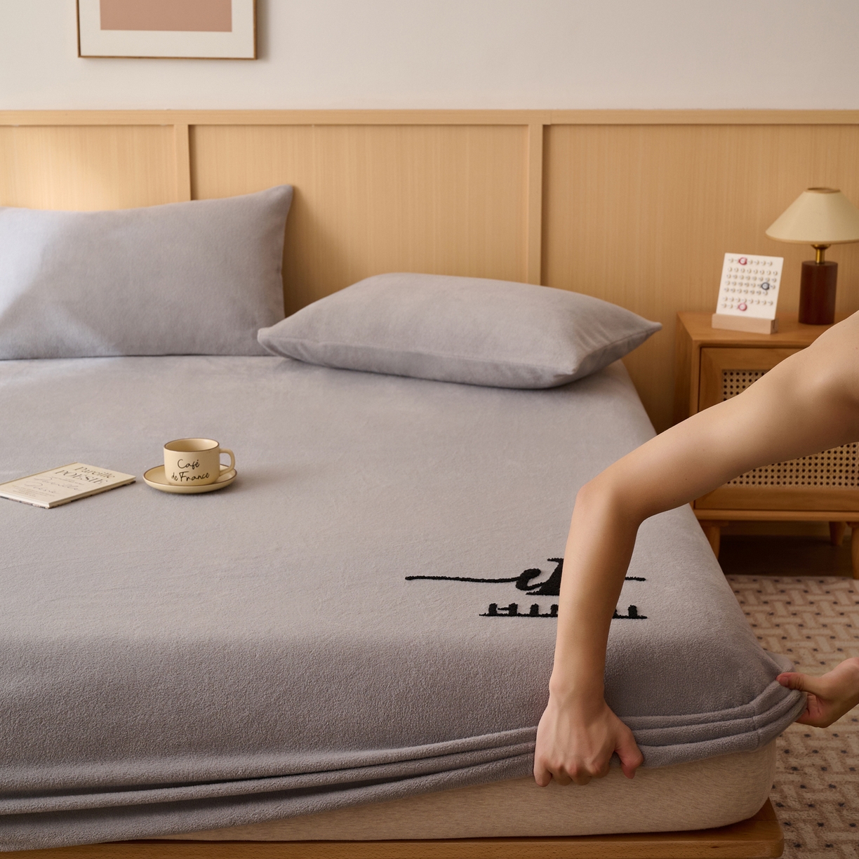 91家纺网 家纺一手货源 找家纺 早晨家纺 2025新款华泰款高克重牛奶绒仿羊绒毛巾绣单床笠 华泰-高级灰