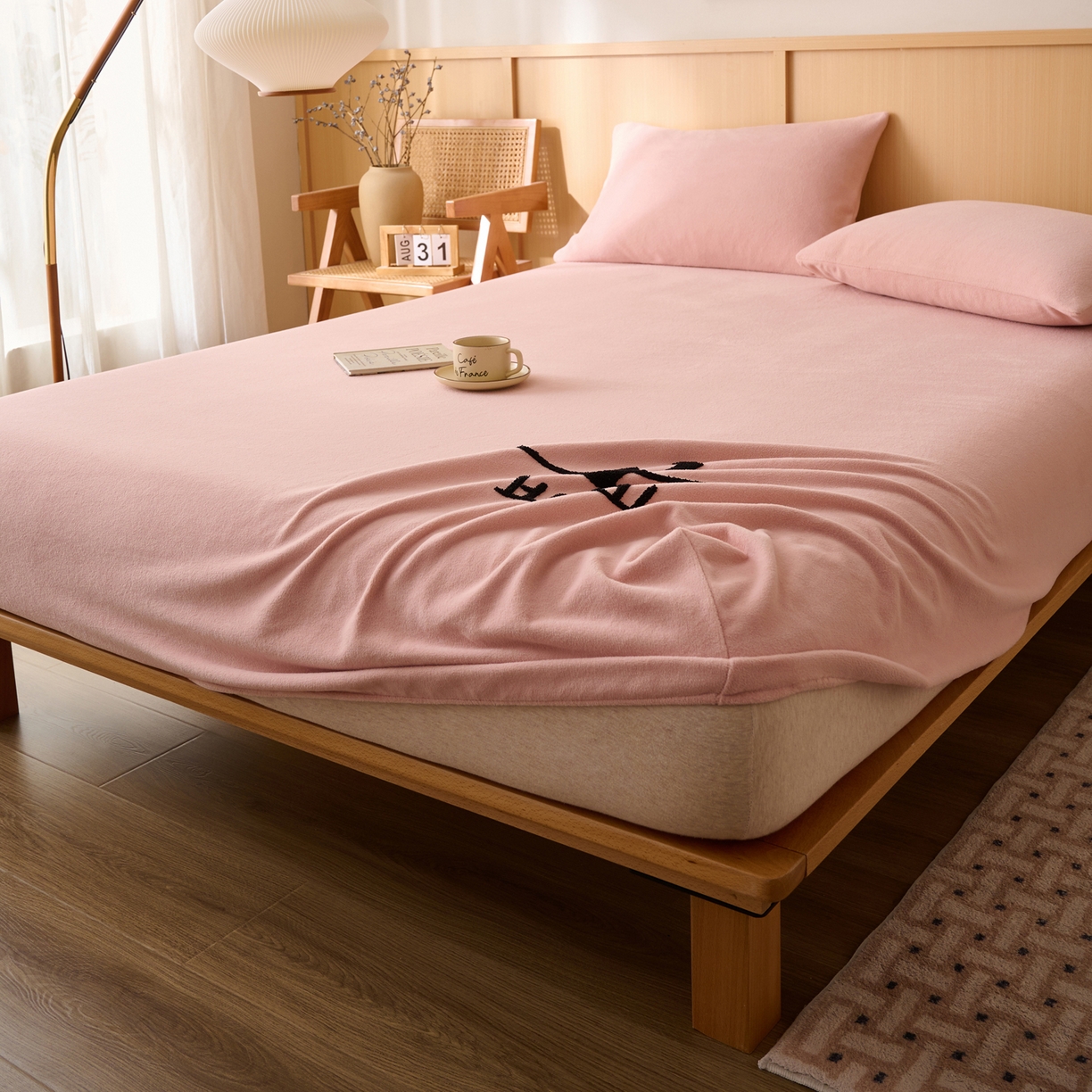 91家纺网 家纺一手货源 找家纺 早晨家纺 2025新款华泰款高克重牛奶绒仿羊绒毛巾绣单床笠 华泰-玉