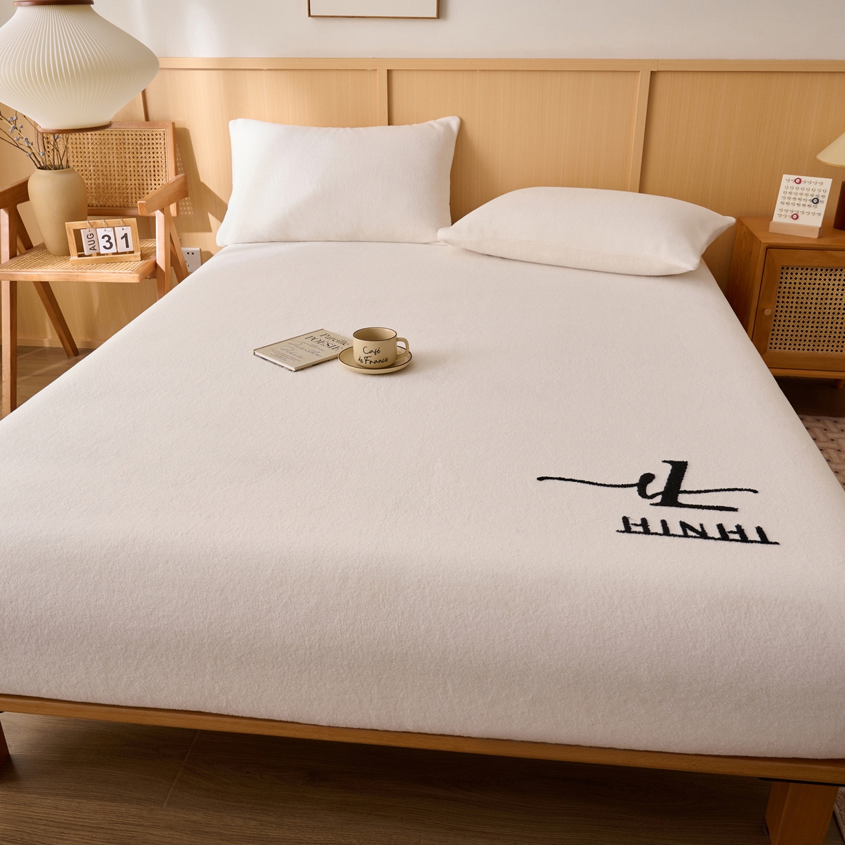 91家纺网 家纺一手货源 找家纺 早晨家纺 2025新款华泰款高克重牛奶绒仿羊绒毛巾绣单床笠 华泰-奶白