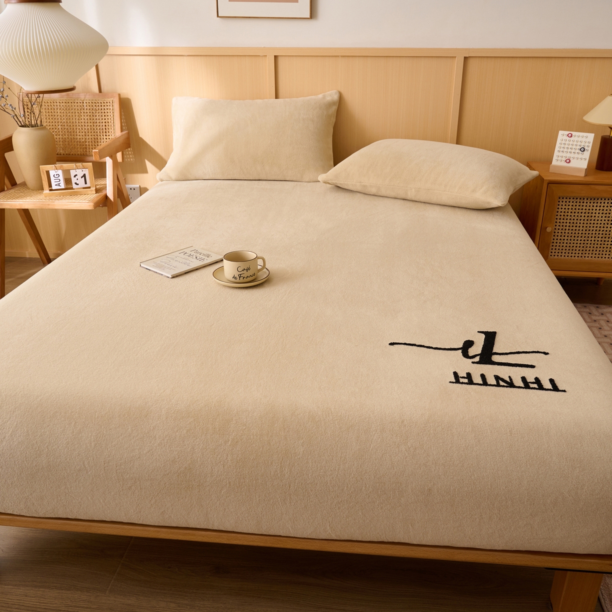 91家纺网 家纺一手货源 找家纺 早晨家纺 2025新款华泰款高克重牛奶绒仿羊绒毛巾绣单床笠 华泰-米驼