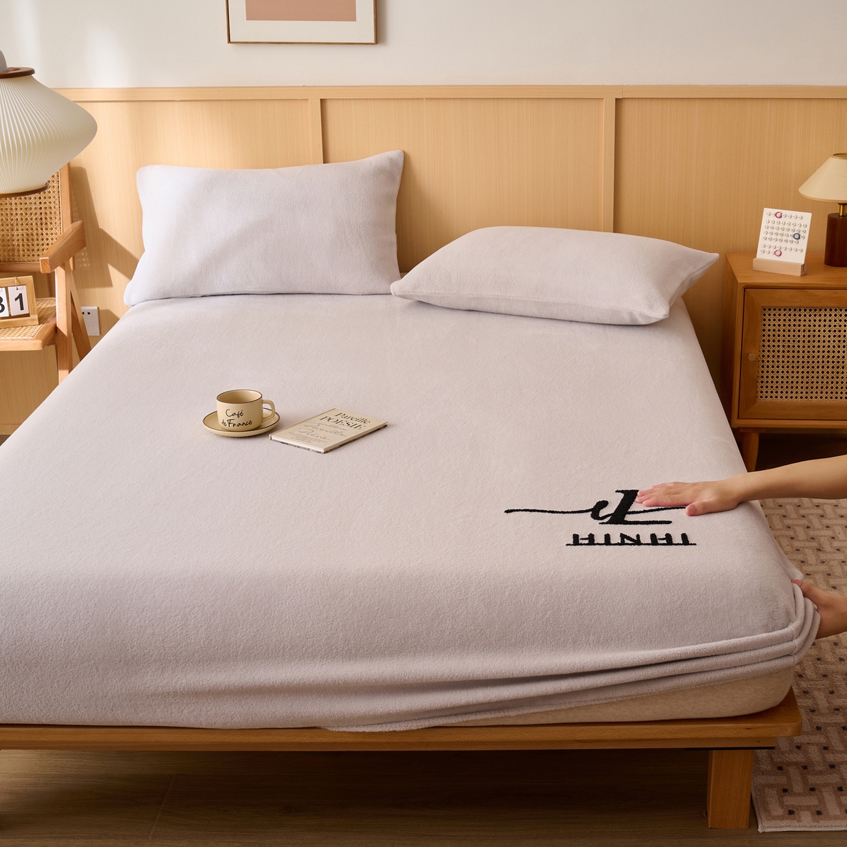 91家纺网 家纺一手货源 找家纺 早晨家纺 2025新款华泰款高克重牛奶绒仿羊绒毛巾绣单床笠 华泰-银灰