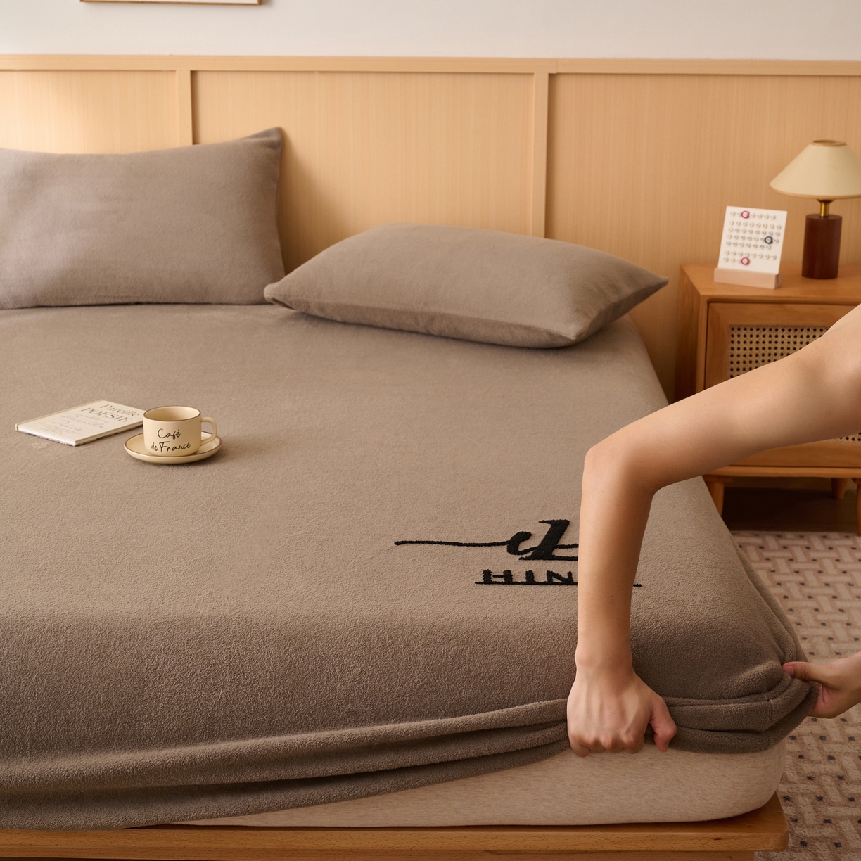 91家纺网 家纺一手货源 找家纺 早晨家纺 2025新款华泰款高克重牛奶绒仿羊绒毛巾绣单床笠 华泰-奶茶咖