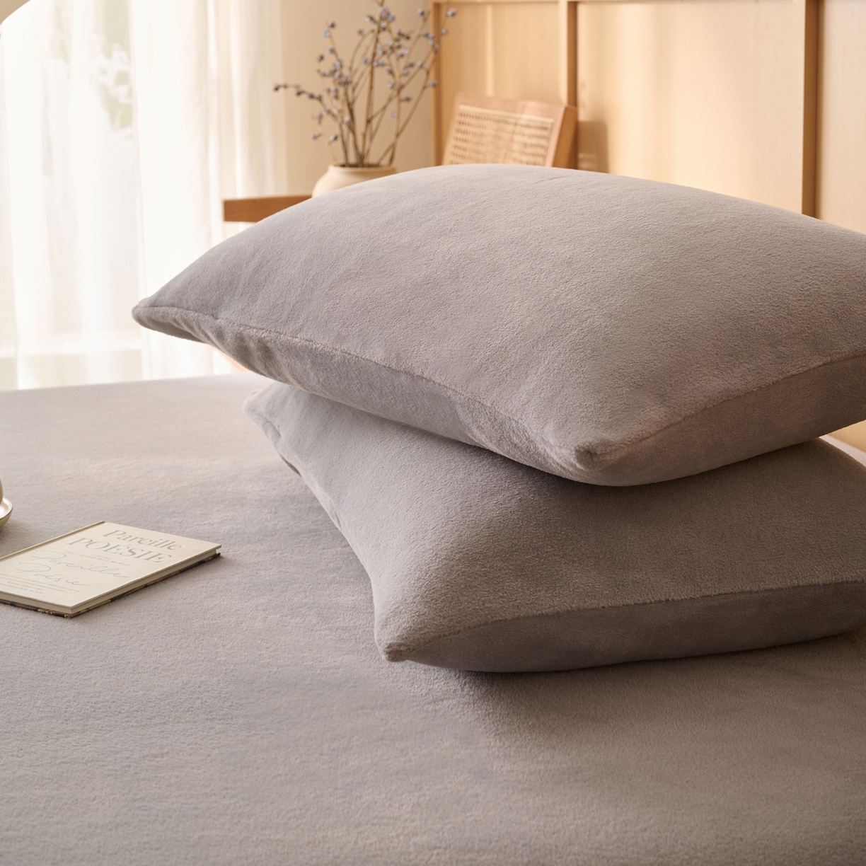 91家纺网 家纺一手货源 找家纺 早晨家纺 2025新款华泰款高克重牛奶绒仿羊绒毛巾绣单床笠 华泰-高级灰