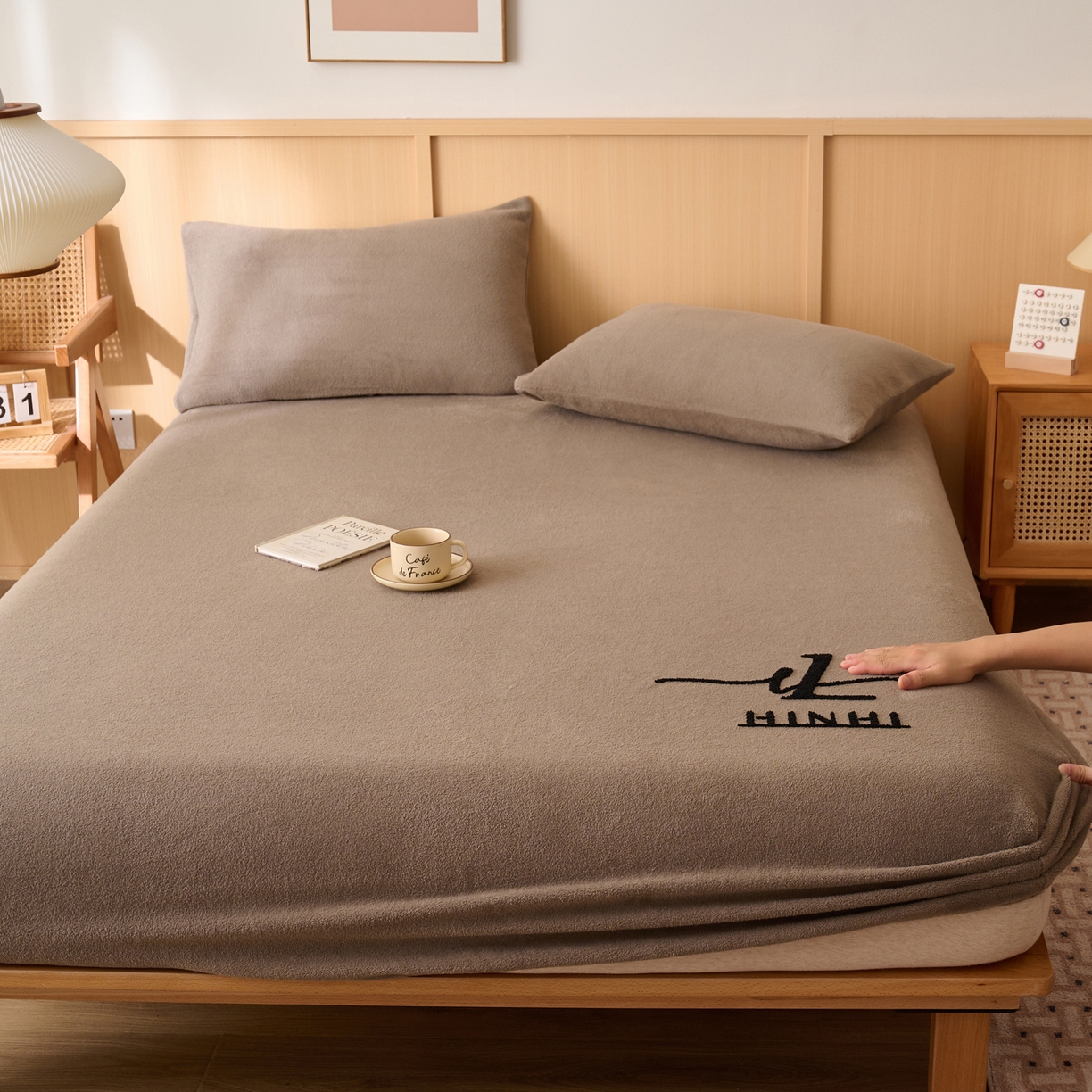 91家纺网 家纺一手货源 找家纺 早晨家纺 2025新款华泰款高克重牛奶绒仿羊绒毛巾绣单床笠 华泰-奶茶咖