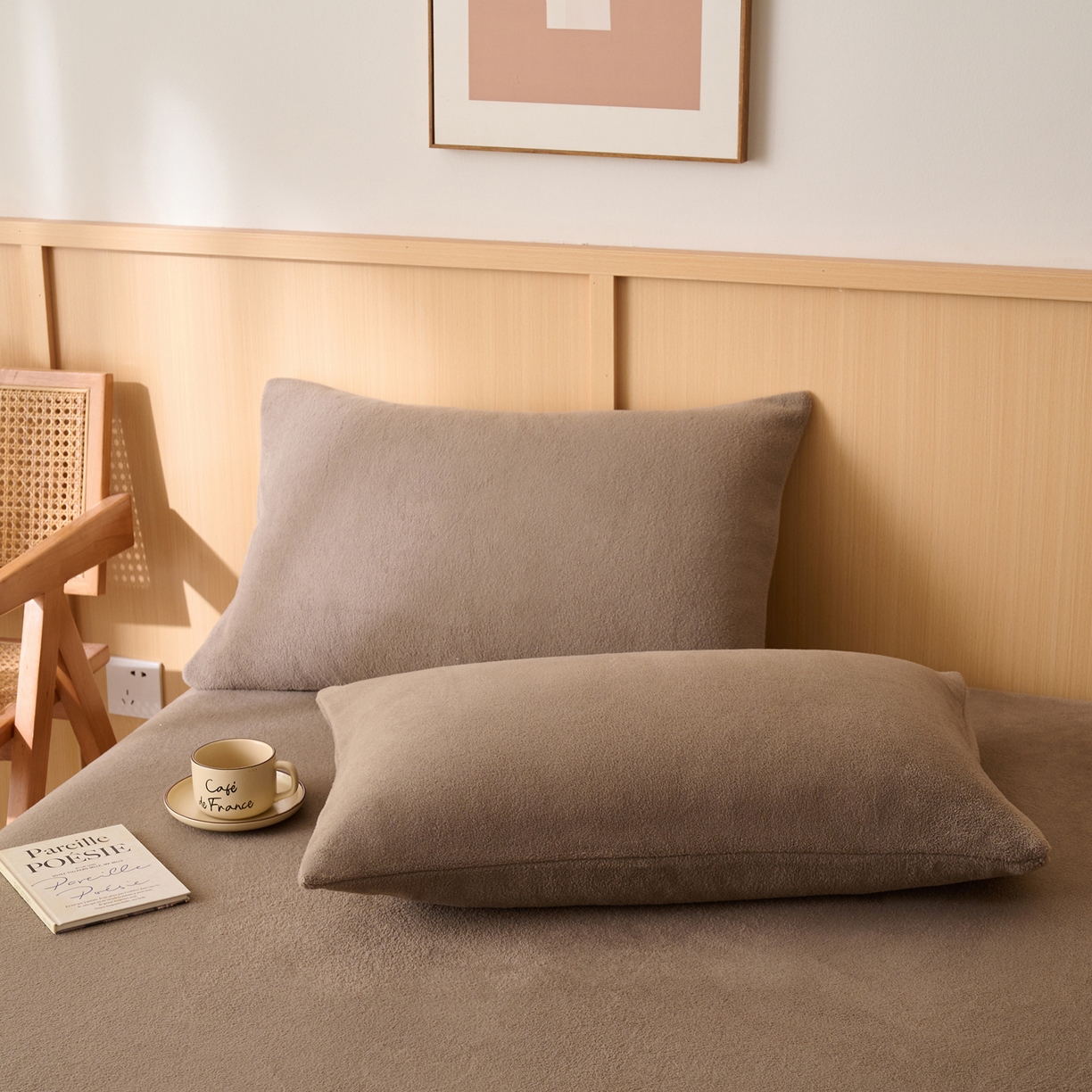 91家纺网 家纺一手货源 找家纺 早晨家纺 2025新款华泰款高克重牛奶绒仿羊绒毛巾绣单床笠 华泰-奶茶咖