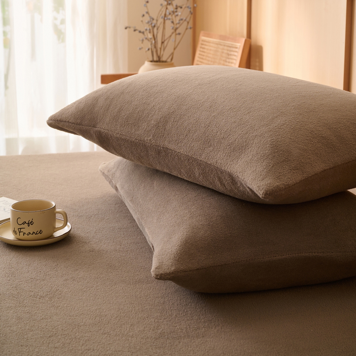 91家纺网 家纺一手货源 找家纺 早晨家纺 2025新款华泰款高克重牛奶绒仿羊绒毛巾绣单床笠 华泰-奶茶咖