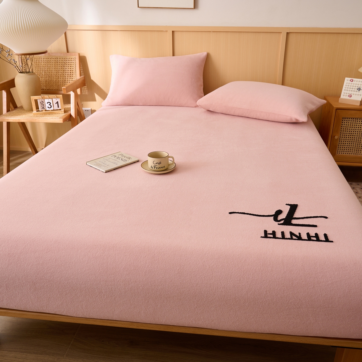 91家纺网 家纺一手货源 找家纺 早晨家纺 2025新款华泰款高克重牛奶绒仿羊绒毛巾绣单床笠 华泰-玉