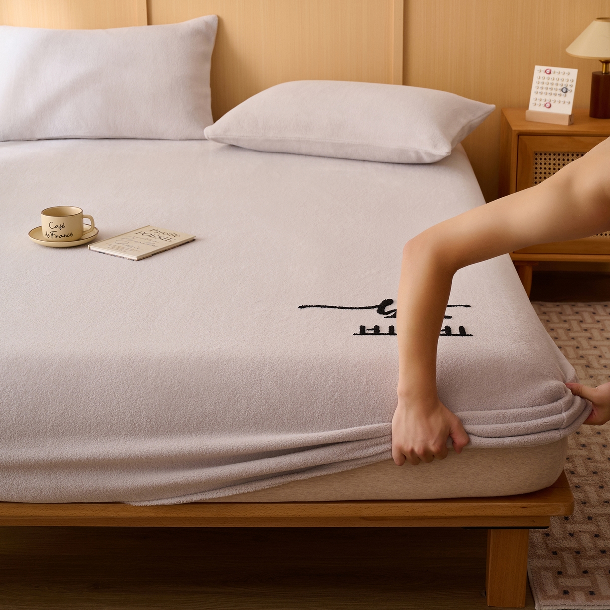 91家纺网 家纺一手货源 找家纺 早晨家纺 2025新款华泰款高克重牛奶绒仿羊绒毛巾绣单床笠 华泰-银灰